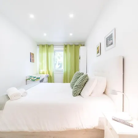 Artistic 2-bedroom With Courtyard Appartement