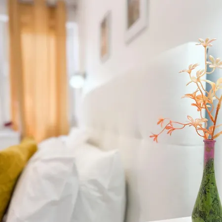 Artistic 2-bedroom With Courtyard דירה