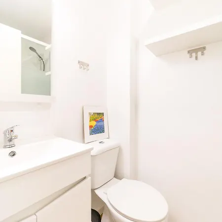 Artistic 2-bedroom With Courtyard דירה *