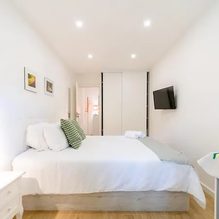 Artistic 2-bedroom With Courtyard 아파트