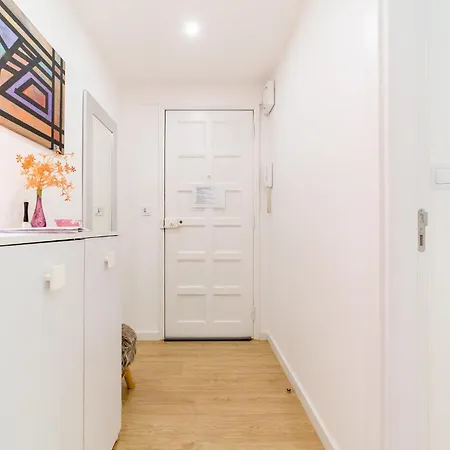 Artistic 2-bedroom With Courtyard