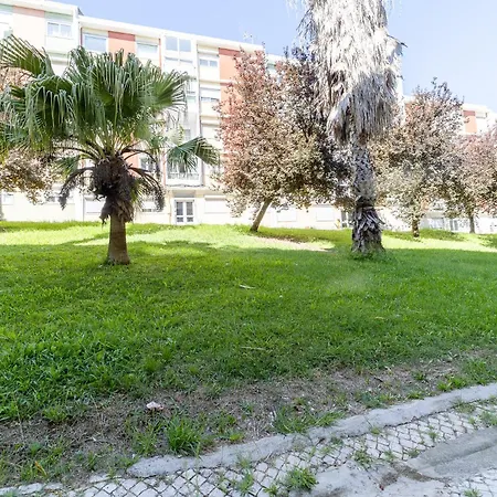 Artistic 2-bedroom With Courtyard Appartamento *