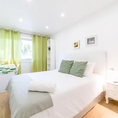 Artistic 2-bedroom With Courtyard *